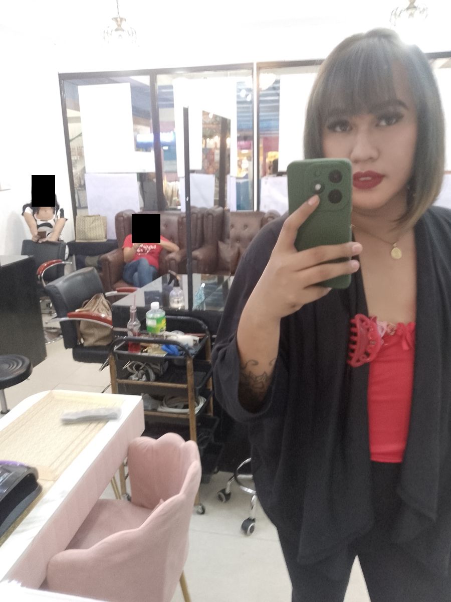 Image pour Elämänkokemuksella kaiverrettua identiteettiä etsii tuomitsematonta katsetta elääkseen ilman naamiota toistamatta menneisyyttä