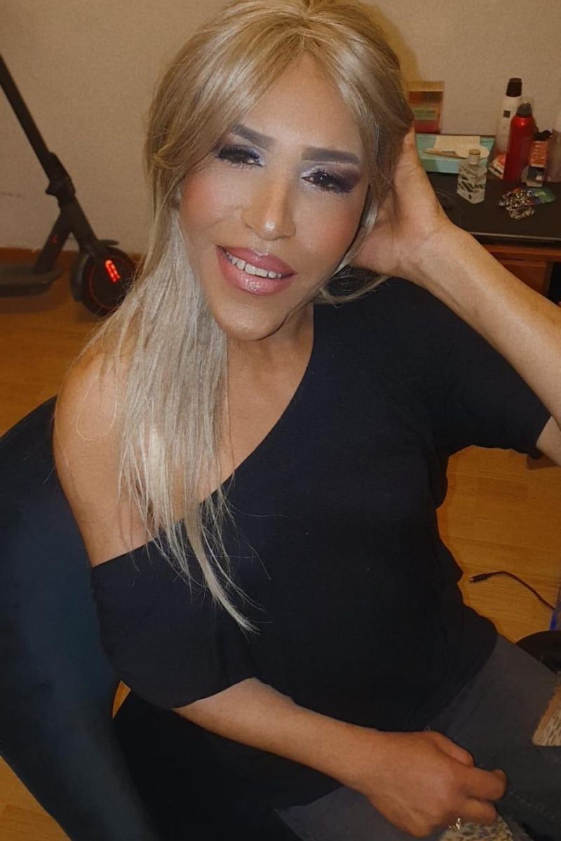 Image pour Trans ja hämmentävä etsii hitaasti palavaa katsetta valmis seuraamaan minua silmät kiinni todellisuuden värinästä