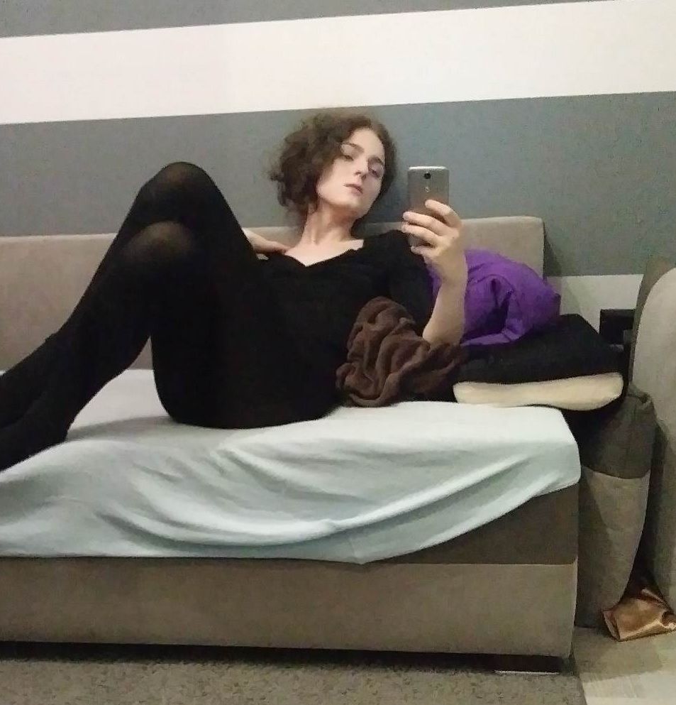 Image pour Hiusten avaruusolio etsii kaveria, joka pitää itseironiasta emme koskaan ole normaaleja kahvin kanssa tai ilman