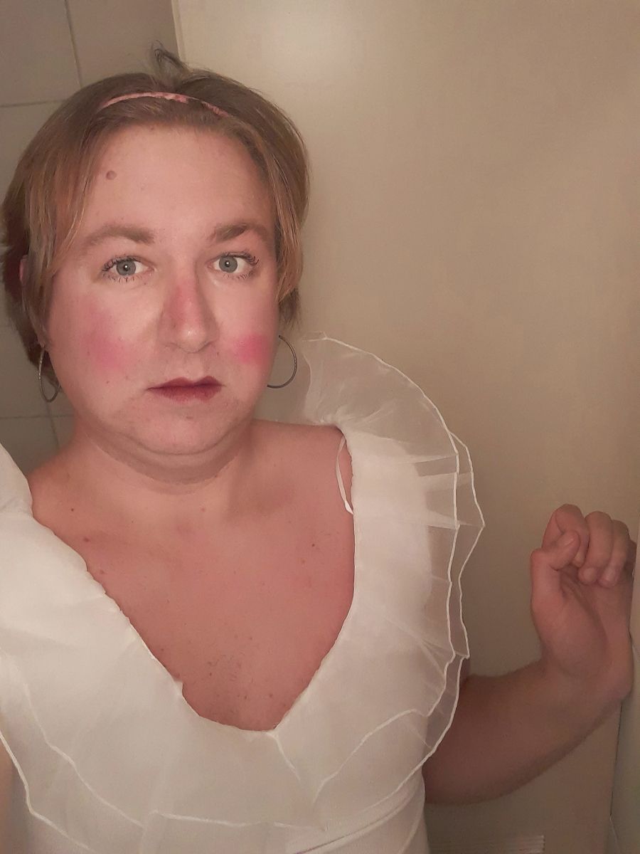 Image pour Tuhansien vivahteiden nainen etsii itsevarmaa hellyyttä puhuakseen silmillään harvinaisella vilpittömyydellä